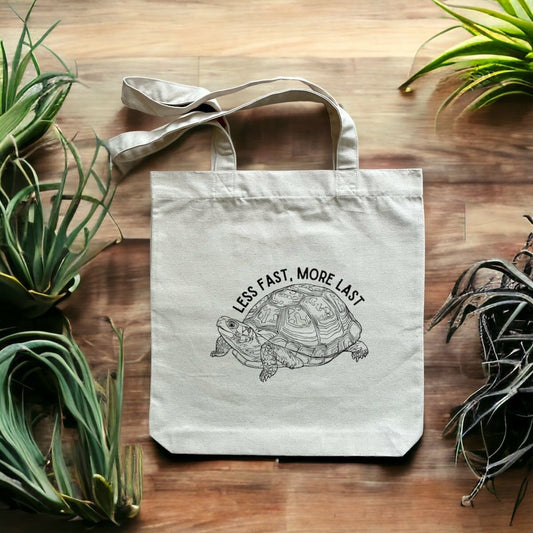 Tote bag recyclé Less Fast More Last avec visuel tortue, sac fourre-tout engagé