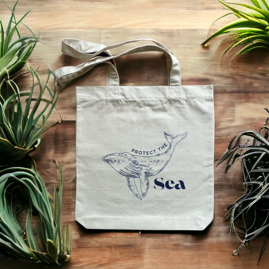 Tote bag recyclé Protect the Sea avec illustration de baleine et message écologique